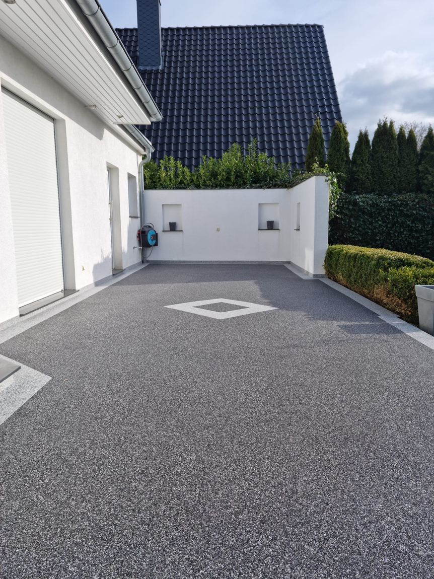 Carport-Zufahrt in Anthrazit