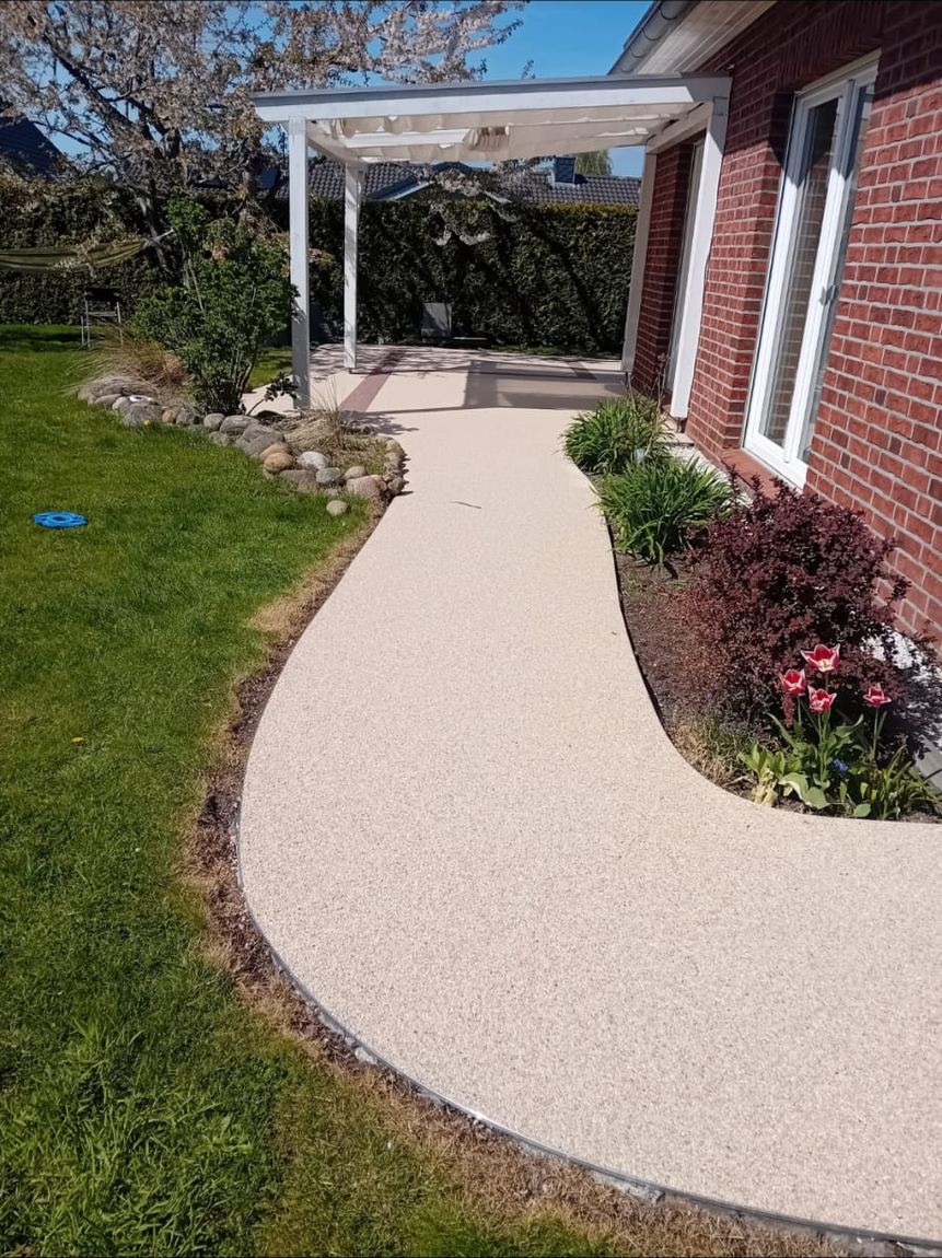 Geschwungener Gartenweg in Sandbeige