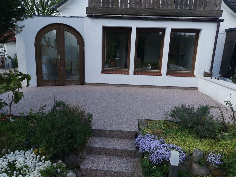 Steinteppich in Lübeck: Hofeinfahrt und Eingangsbereich fugenlos verlegt