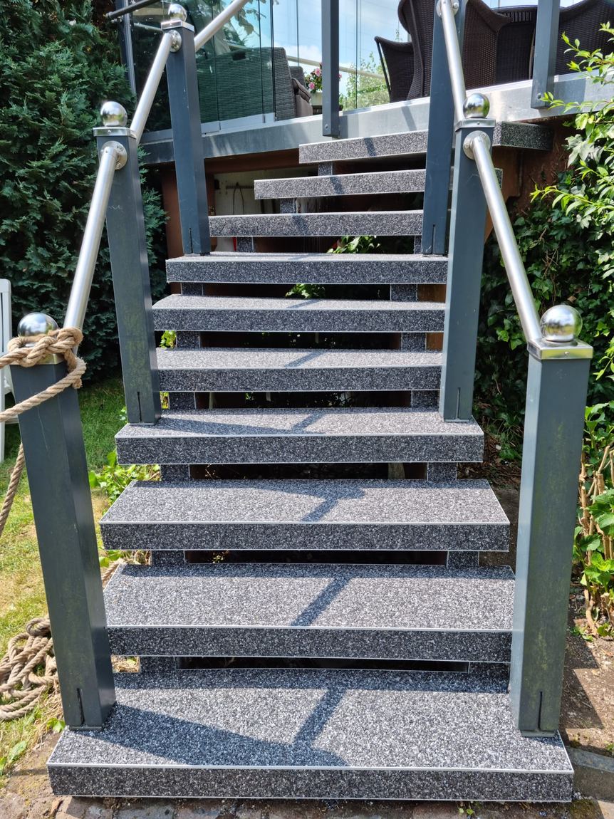 Holzterrassen-Treppe mit rutschfesten Stufen