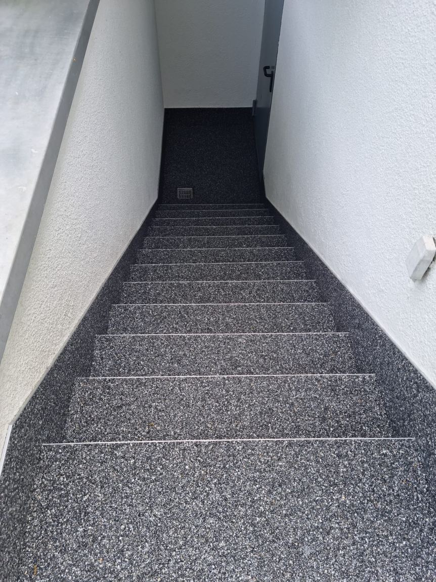 Treppenhaus mit hellen Stufenkanten